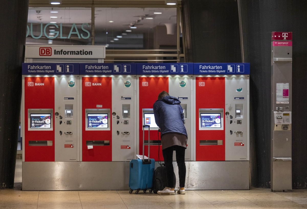 13.10.2023, Nordrhein-Westfalen, Köln: «All you can fahr! - 49 Euro - Das Deutschlandticket» steht auf den Monitoren von Fahrkartenautomaten im Hauptbahnhof. Die Regierungschefinnen und Regierungschef ...