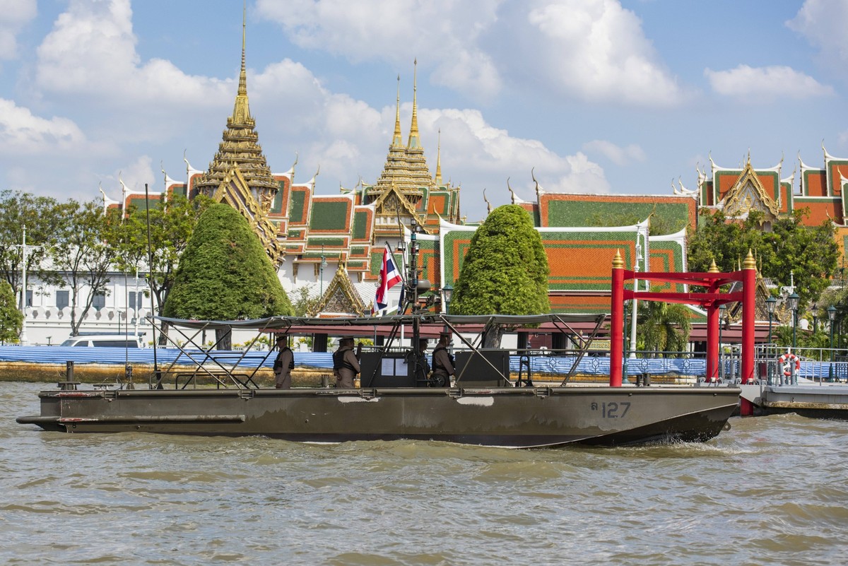 THAILAND BANGKOK CHAO PHRAYA RIVER Army and Security at the Grand Palace and Wat Phra Kaew at the Chao Phraya River in the city of Bangkok in Thailand. Thailand, Bangkok, Dezember, 5, 2023 Copyright: ...