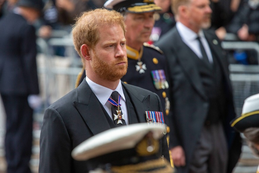 September 19, 2022, London, England, United Kingdom: Prince HARRY is seen following the coffin of Queen Elizabeth II, dripped with royal standard on Horse Guards Road during the funeral procession. Lo ...