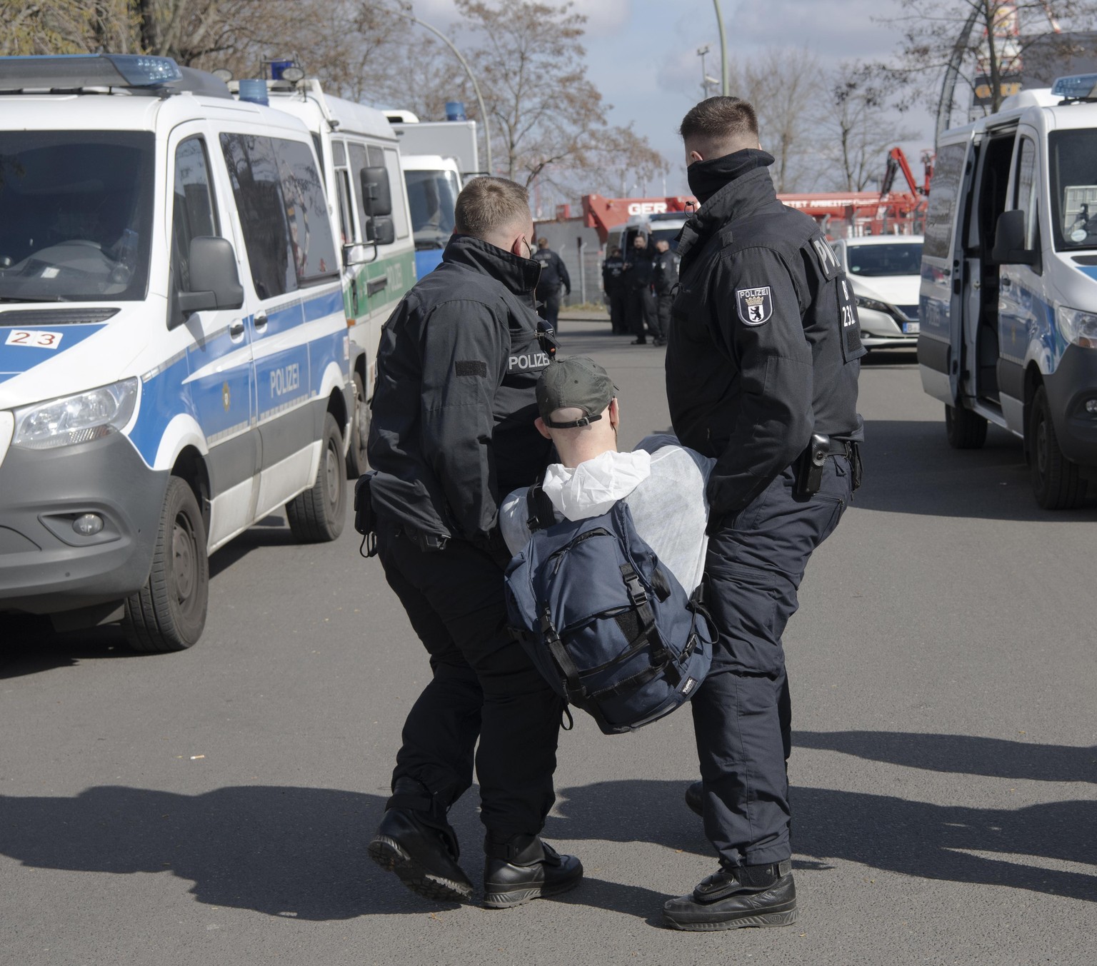 Polizeibeamte tragen einen Aktivisten der Umweltschutzgruppe Ende Gelände weg. Die Umweltschützer haben eine Zufahrt zum Heizkraftwerk Reuter West blockiert.