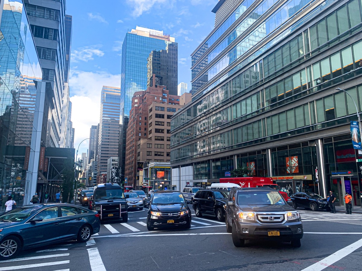 ARCHIV - 30.06.2020, USA, New York: In Manhattan herrscht am morgen auf der 3rd Avenue ein hohes Verkehrsaufkommen, das zu Stau führt. (zu dpa: «New York soll eine City-Maut bekommen») Foto: Niyi Fote ...