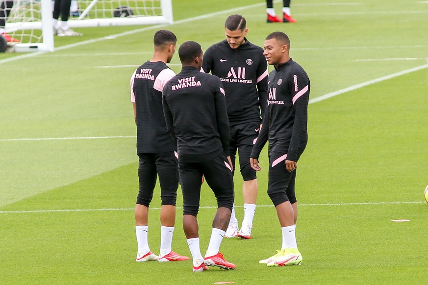 Paris, Frankreich am 6. August 2021, Vorbereitung und 1. Training Paris Saint Germain Saison 2021/22 v.l., Kylian Mbappe (Paris Saint-Germain) lacht