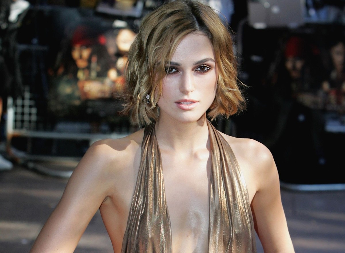 LONDON - JULY 03: Actress Keira Knightley arrives for the European Premiere of &#039;Pirates Of The Caribbean: Dead Man&#039;s Chest&#039; at the Odeon Leicester Square on July 3, 2006 in London, Engl ...