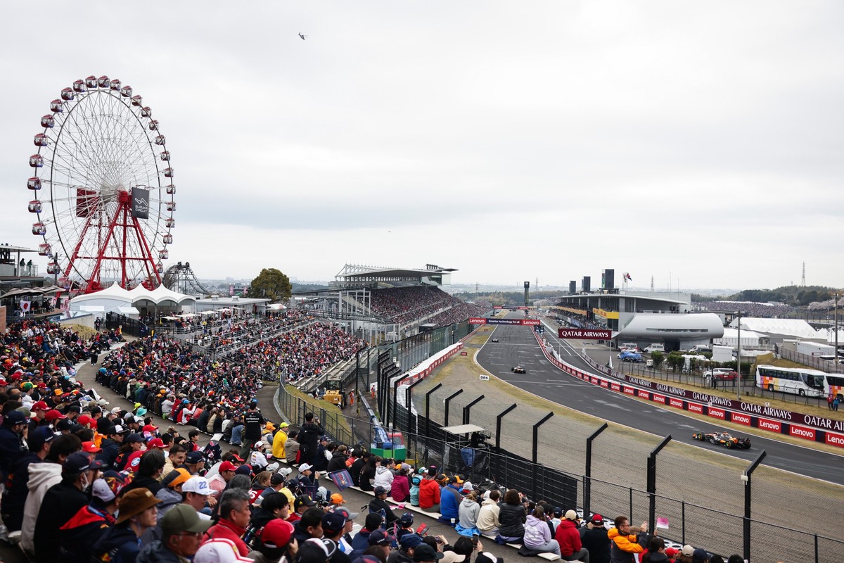 06.04.2025, Japan, Suzuka: Motorsport: Formel-1-Weltmeisterschaft, Grand Prix von Japan. Zuschauer verfolgen das Rennen. Foto: Qian Jun/XinHua/dpa +++ dpa-Bildfunk +++