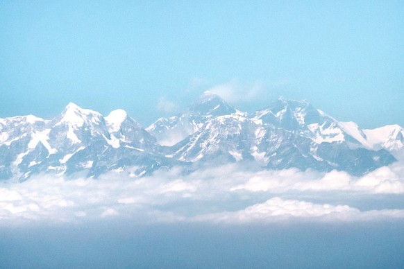 ARCHIV - 06.02.2020, Nepal, NA: Blick aus dem Flugzeug auf das Himalaya-Gebirge mit dem Mount Everest. Ganz tief hinab zum ber