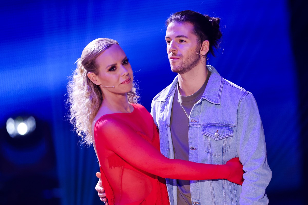 19.03.2022, Nordrhein-Westfalen, K�ln: Riccardo Basile (r), Sportmoderator, und Isabel Edvardsson, Profit�nzerin, stehen in der RTL-Tanzshow &quot;Let&#039;s Dance&quot; im Coloneum. Das Paar scheidet ...