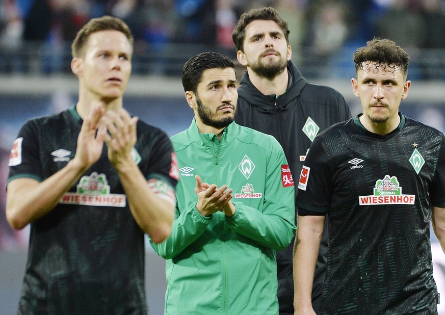 Niklas Moisander, Nuri Sahin, Stefanos Kapino und Milos Veljkovic (v.l.n.r.) applaudieren nach der 0:3-Pleite gegen Leipzig den Fans – und wissen dabei genau, dass es nichts zu feiern gibt.