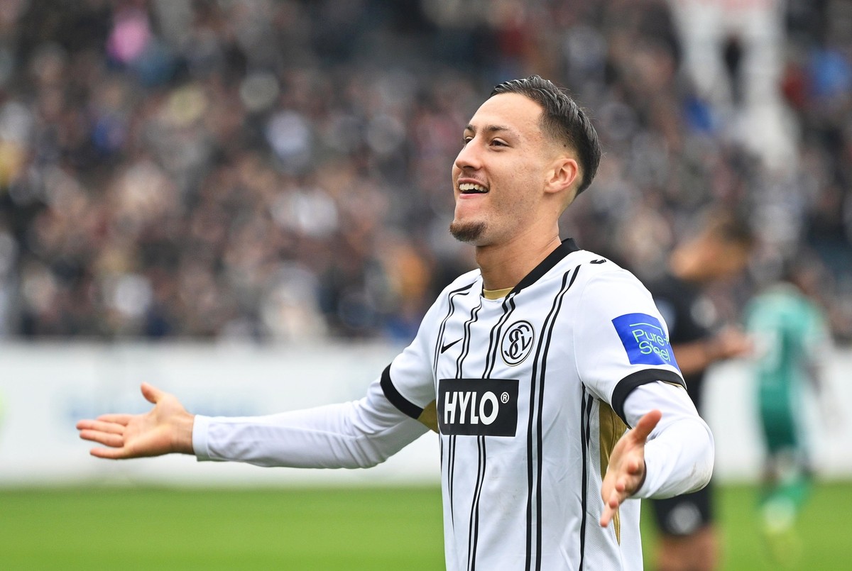 19.10.2025, Saarland, Spiesen-Elversberg: Fußball: 2. Bundesliga, SV Elversberg - SpVgg Greuther Fürth, 9. Spieltag, Ursapharm-Arena an der Kaiserlinde. Younes Ebnoutalib (SV 07 Elversberg) jubelt übe ...