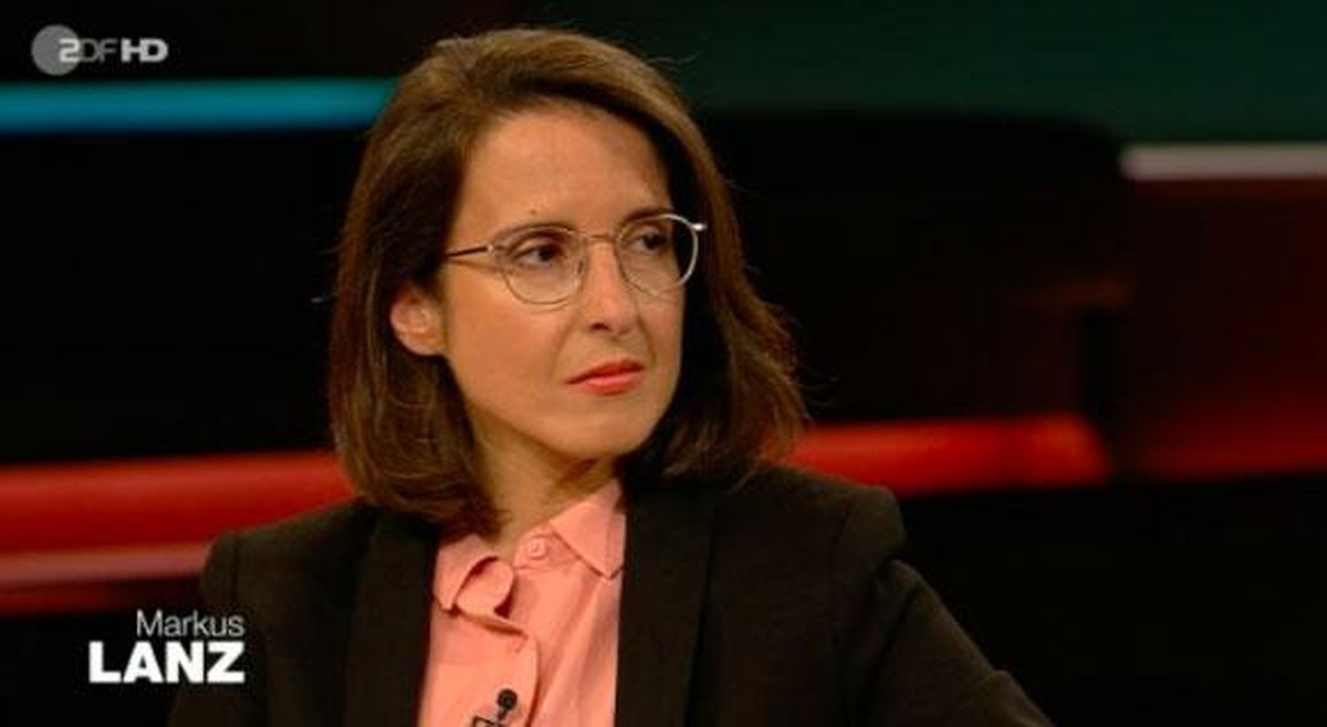Journalistin Marina Kormbaki berichtet aus der Perspektive der Innen- und Außenpolitik.