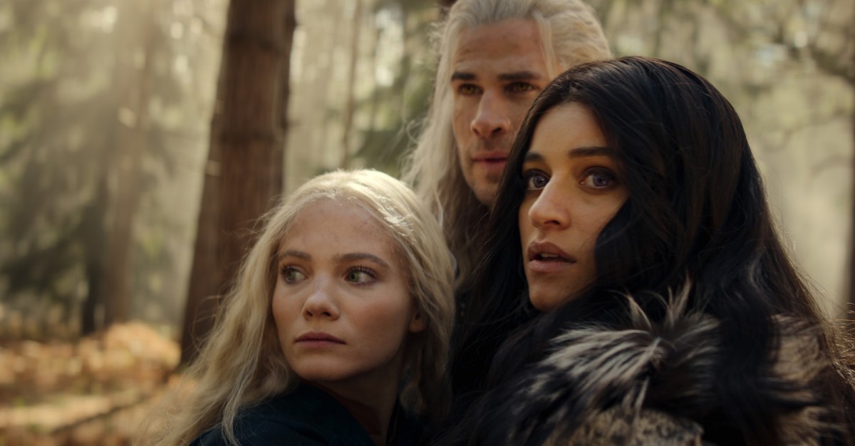 Geralt (Liam Hemsworth), Ciri (Freya Allan, l.) und Yennefer (Anya Chalotra) stehen im Fokus der vierten Staffel.
