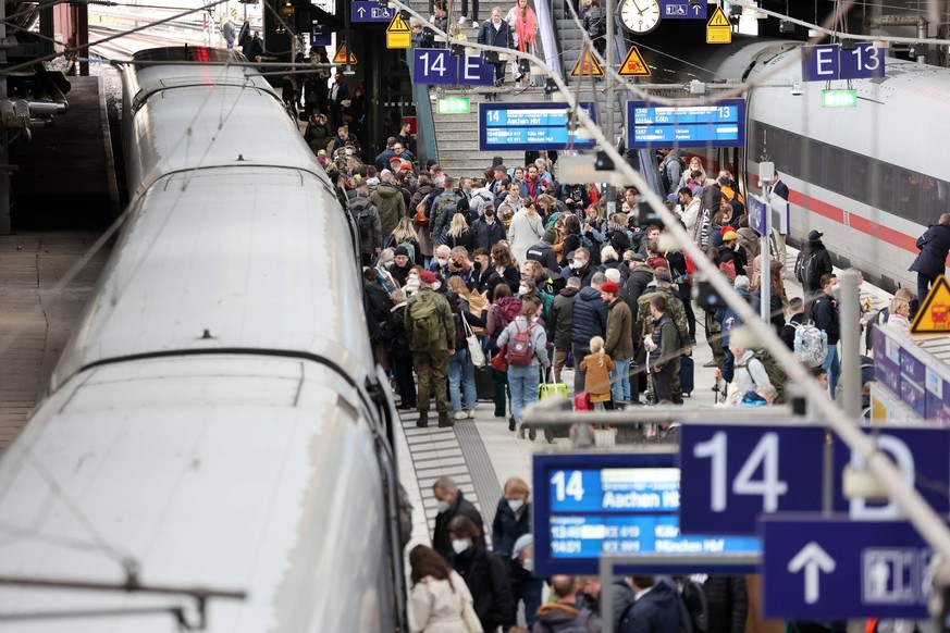 Volle Bahnsteige am Hauptbahnhof in Hamburg DEU, Deutschland, Hamburg: Zahlreiche Reisende steigen am Hamburger Hauptbahnhof in einen Zug. Das 49-Euro-Ticket soll kommen. Auf die Nachfolge des 9-Euro- ...
