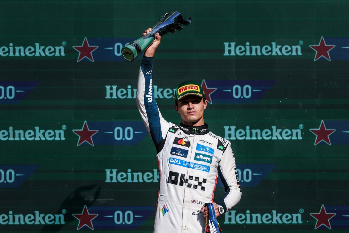F1 - MEXICO CITY GRAND PRIX 2025 NORRIS Lando gbr, McLaren F1 Team MCL39, portrait podium during the 2025 Formula 1 Mexico City Grand Prix, 20th round of the 2025 FIA Formula One World Championship, W ...