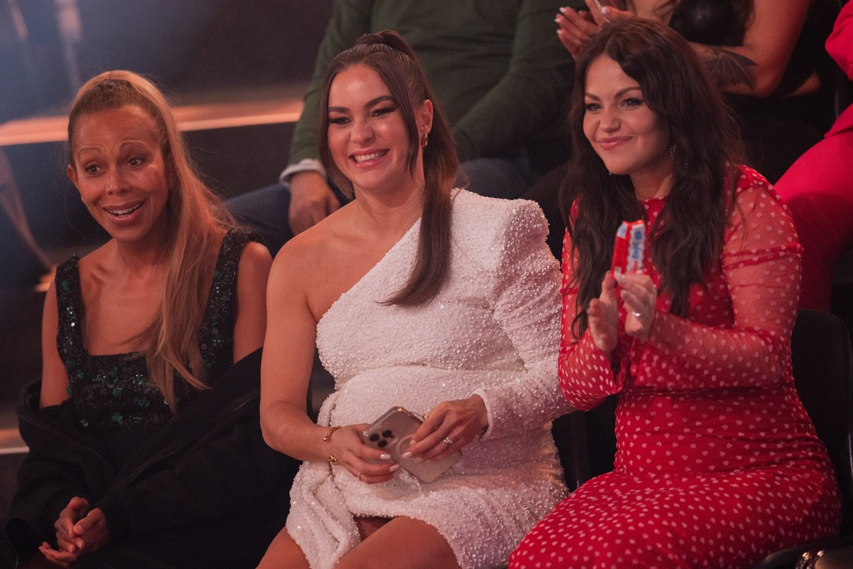 23.02.2024, Nordrhein-Westfalen, K�ln: Angela Ermakova (l-r), und die beiden hochschwangeren Profit�nzerinnen Renata Lusin und Christina H�nni sitzen in der Kennenlernshow der RTL-Tanzshow "Let&# ...