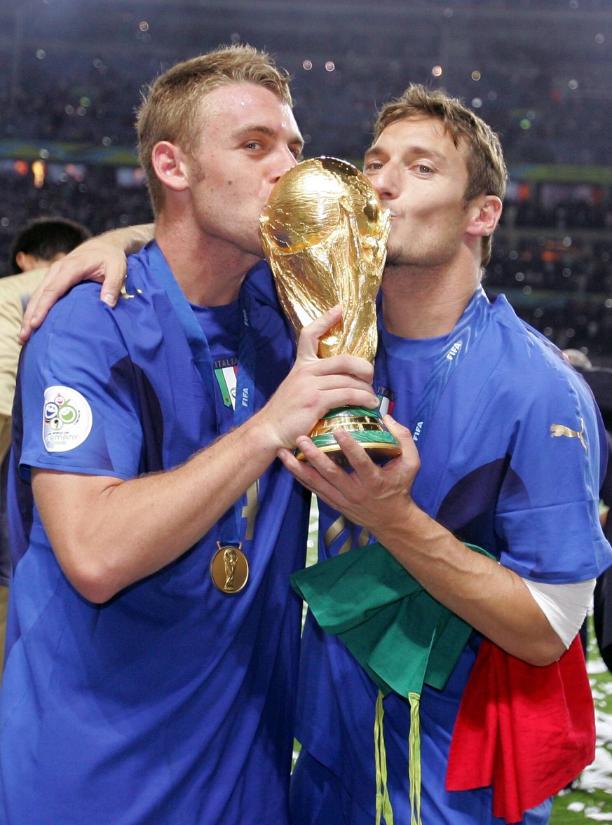 Zwei Legenden, die beide während ihrer Karriere nur bei der AS Roma spielten: Daniele De Rossi und Francesco Totti küssen 2006 in Berlin den WM-Pokal.