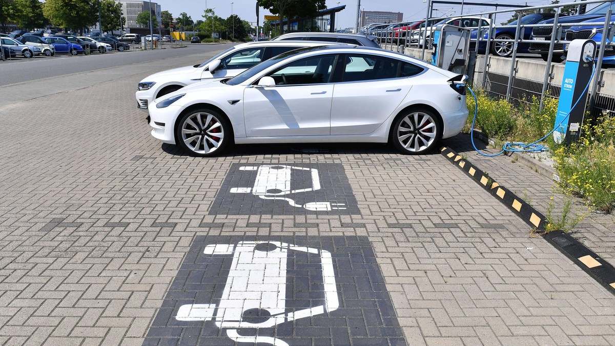 Themenbild Ausbau der Ladeinfrastruktur. E-Autos werden an Ladesaeulen in Wolfsburg aufgeladen.TESLA, Elektroauto-E-Auto wird geladen,Ladestecker,Ladekabel, Ladesaeule,Ladebuchse, E-Mobilitaet,Elektri ...