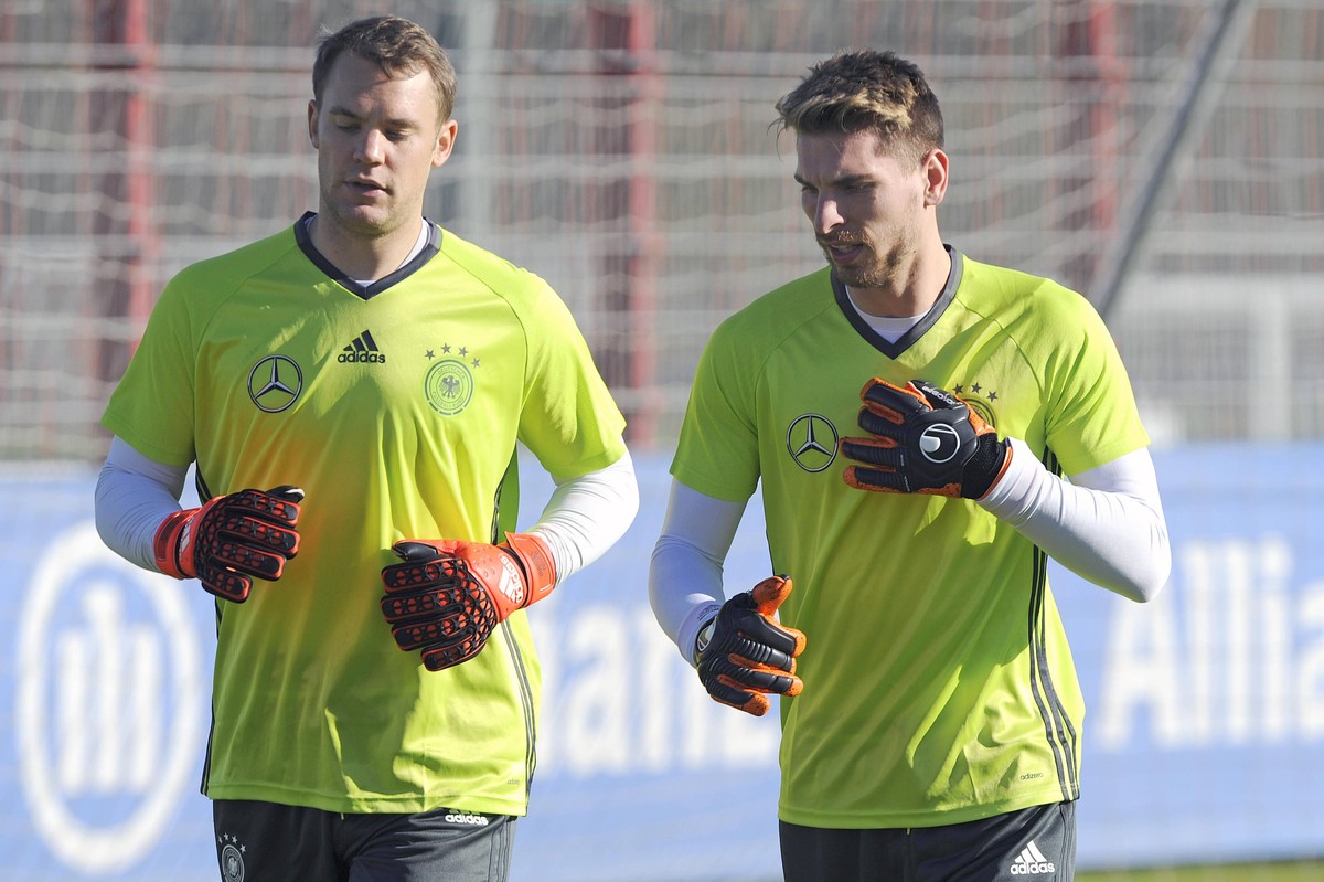 Als Ersatz fuer Neuer FC Bayern denkt angeblich an Ex-Nationaltorwart. Archivfoto:v.li:Manuel NEUER Torwart GER,Torwart Ron Robert ZIELER GER,Aktion. Fussball -Training Deutsche Nationalmannschaft, an ...