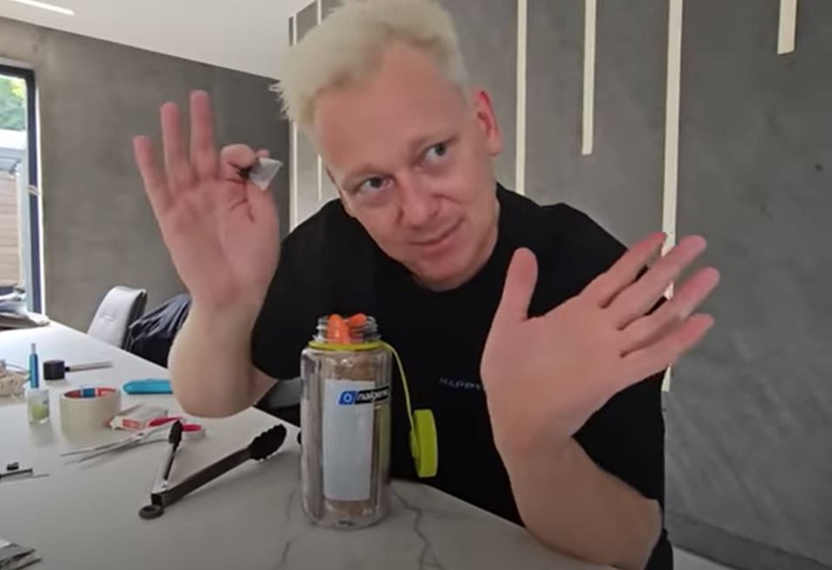 Knossi zeigt in dem Youtube-Video das Kaliumpermanganat.