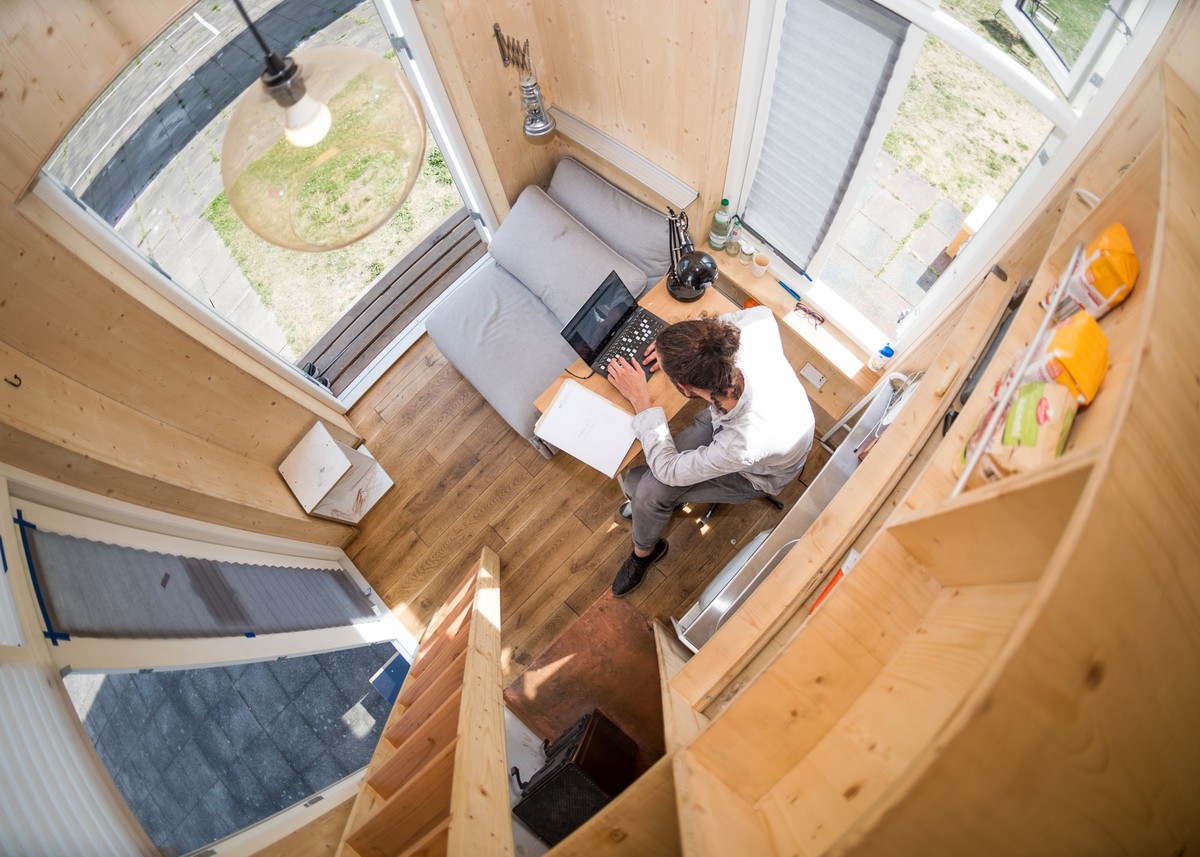 ARCHIV - Zum Themendienst-Bericht von Evelyn Steinbach vom 8. Dezember 2022: Leben und arbeiten in einem Mini-H�uschen: Ein Tiny House kann eine Antwort auf den Raummangel und steigende Immobilien-Pre ...