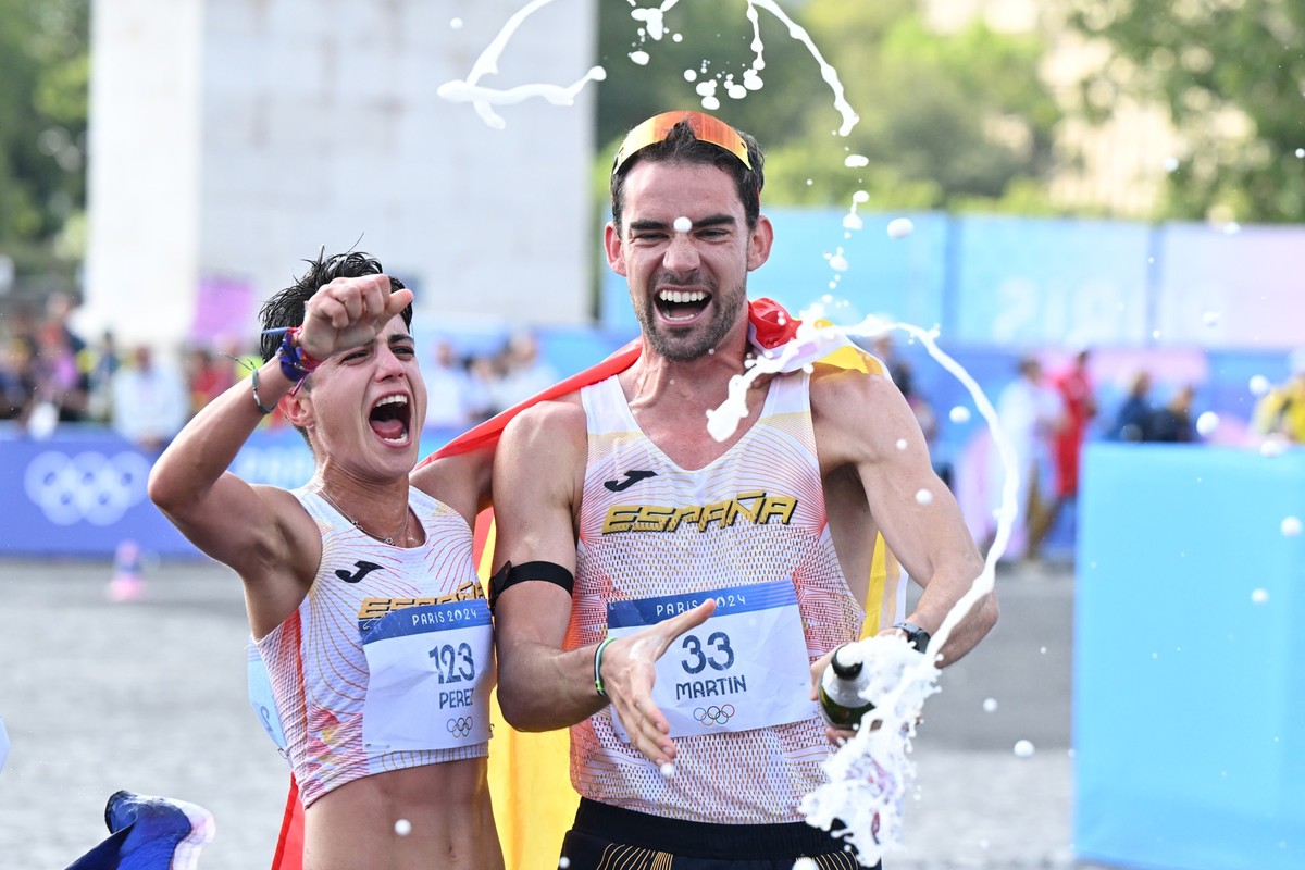 07.08.2024, Frankreich, Paris: Olympia, Paris 2024, Leichtathletik, Gehen Staffel, Mixed, Maria Perez (l) aus Spanien und ihr Partner Alvaro Martin jubeln nach ihrem Sieg. Foto: Sven Hoppe/dpa +++ dpa ...