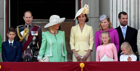 Das Ehepaar Philips nahm mit den Kindern Savannah und Isla 2019 mit Prinz Edward (2.v.l.) und dessem Sohn James, Herzogin Camilla und Herzogin Kate an der "Trooping the Colour"-Parade in London teil.