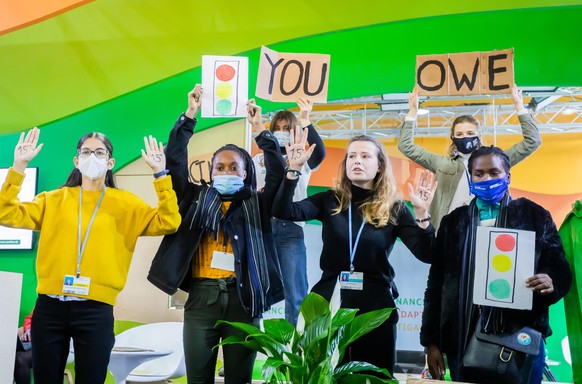 Luisa Neubauer (3.v.r.), Klimaaktivistin, nimmt mit weiteren Aktivisten an einer Protestaktion von Fridays for Future bei der UN-Klimakonferenz COP26 im Deutschen Pavillon teil. In Glasgow ringen rund ...