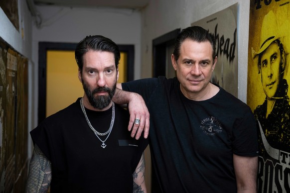 ARCHIV - 13.04.2023, Berlin: Die Musiker Alec Völkel alias &quot;Boss Burns&quot; (l) und Sascha Vollmer alias &quot;Hoss Power&quot; der Band The BossHoss am Rande eines dpa-Interviews. (zu dpa &quot ...