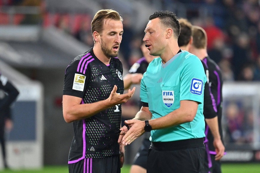 Harry KANE Bayern Muenchen diskutiert mit Schiedsrichter Sven Jablonski Fussball 1. Bundesliga Saison 2023/2024, 24.Spieltag, Spieltag24, SC Feiburg - FC Bayern Muenchen am 01.03.2024 , EUROPA PARK ST ...