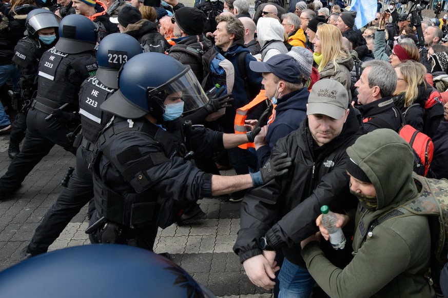 Einsatzkräfte der Polizei sind bei einer Kundgebung unter dem Motto "Freie Bürger Kassel - Grundrechte und Demokratie" im Einsatz.