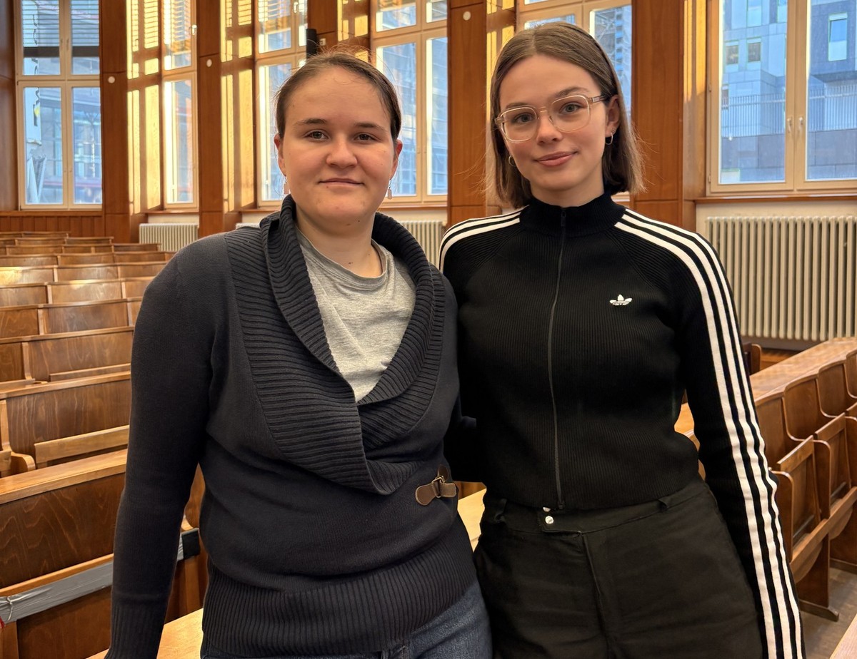Lilian van Rey (l.) und Lilith Rein von der Feminist Law Clinic sind zwei der drei Grünerinnen