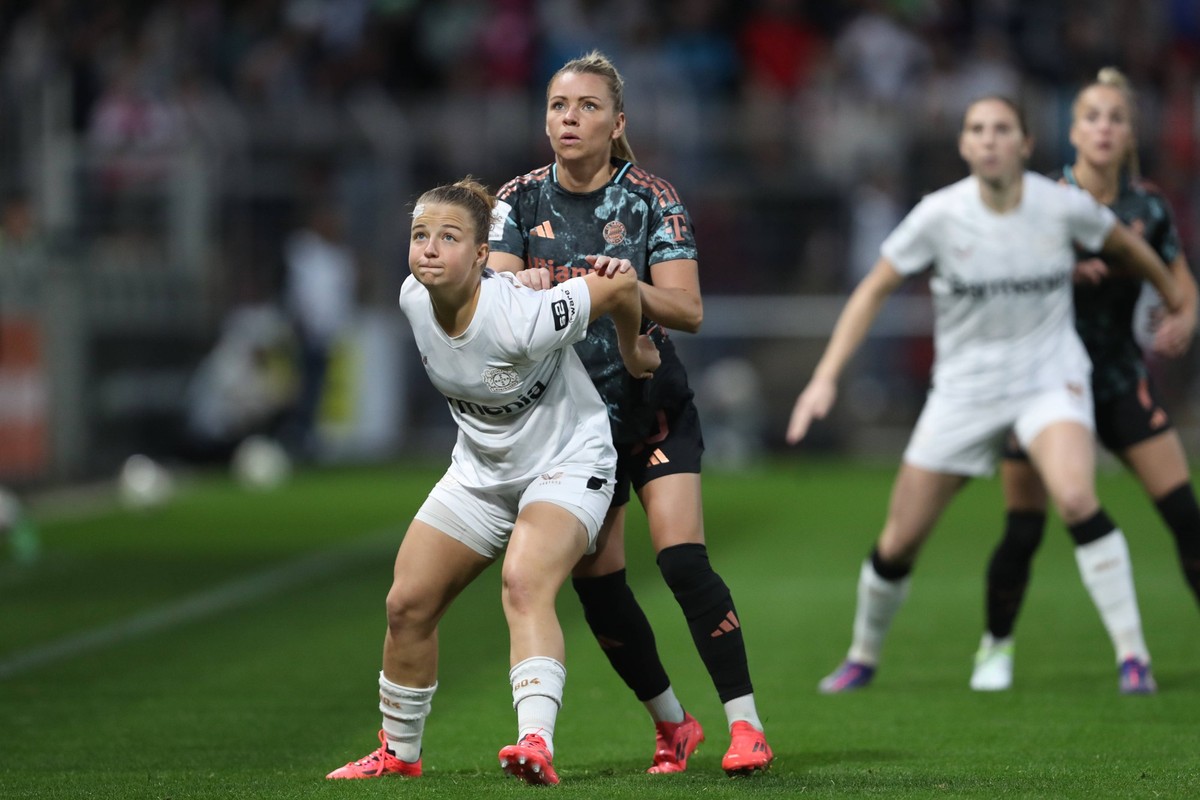 Kristin Koegel Bayer 04 Leverkusen und Linda Dallmann FC Bayern M�nchen im Zweikampf waehrend des Spiels der Frauen Bundesliga zwischen Bayer 04 Leverkusen und Bayern M�nchen, Ulrich-Haberland-Stadion ...