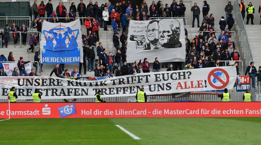 Interessant: Beide Fanlager sind Anti-Hoffenheim, haben aber auch das gleiche Fadenkreuz-Banner gegen das jeweils andere Fanlager...