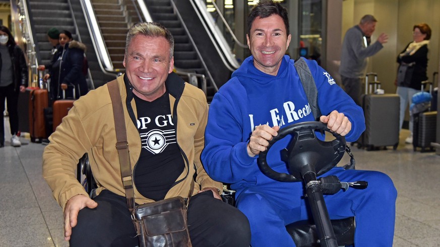 Lucas Cordalis, Peter Klein beim Abflug der ICH BIN EIN STAR - HOLT MICH HIER RAUS Dschungelcamp-Kandidaten nach Australien am Frankfurt International Airport in Frankfurt am Main am 02.01.2023 *** Lu ...