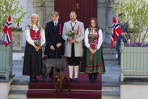 ARCHIV - 17.05.2022, Norwegen, Oslo: Kronprinzessin Mette-Marit von Norwegen (l-r), Prinz Sverre Magnus von Norwegen, Kronprinz Haakon von Norwegen und Prinzessin Ingrid Alexandra von Norwegen, stehen ...