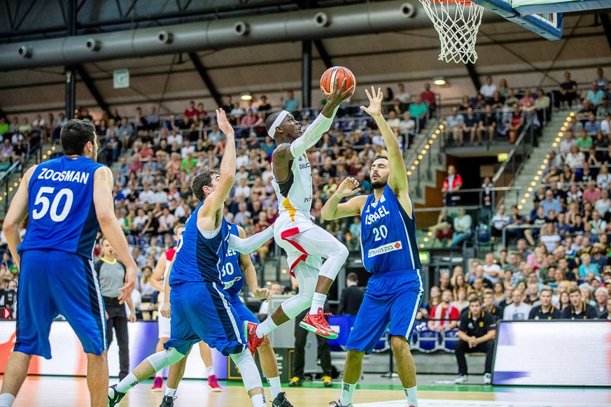 Dennis Schroeder 17 (Germany) im Duell mit Idan Zalmanson 20 (Isreal) waehrend der FIBA Basketball World Cup 2019 Europa Qualifikation zwischen Deutschland und Israel in Arena Leipzig am 16. September ...