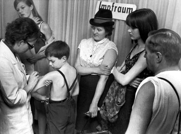 Impfaktion 1967 in Hannover nach einem neuen Pockenfall in Deutschland. 