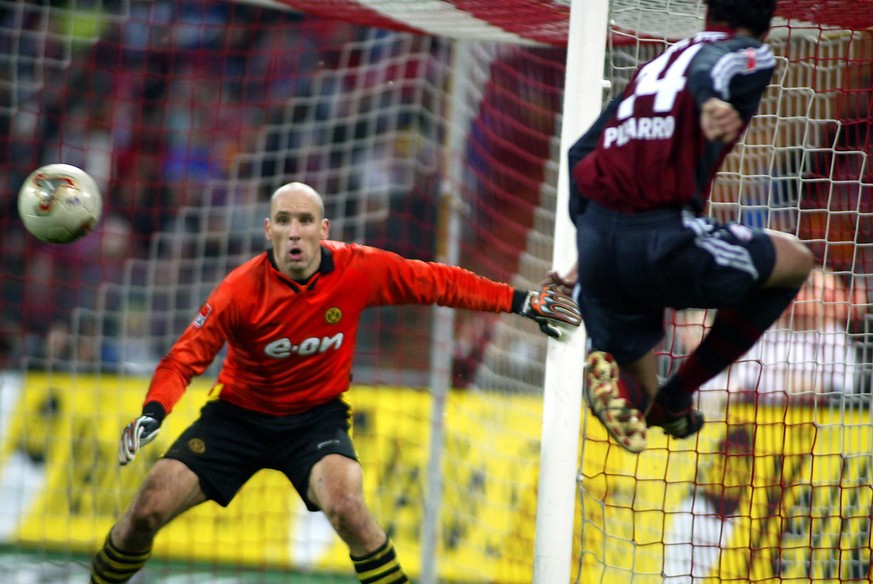 09.11.2002: Der Meister und Tabellenzweite Borussia Dortmund trifft auf den Ersten FC Bayern. Das Spiel ist wild. Jan Koller bringt den BVB früh in Führung, doch Torsten Frings bekommt nach zwei hefti ...