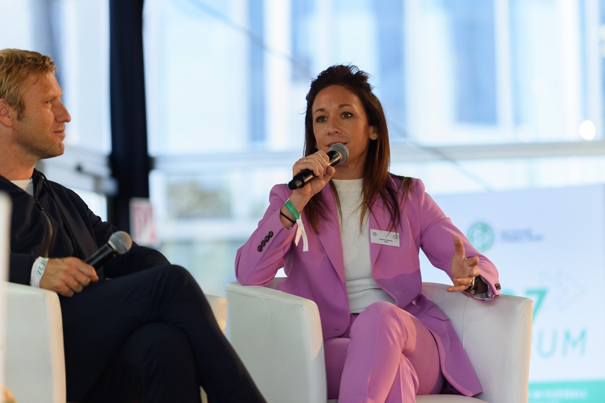 ARCHIV - 16.09.2022, Hessen, Frankfurt/Main: Fußball: Frauen, Bundesliga, FF27-Forum - Frauen im Fußball, im Deutsche Bank Park Stadion, &quot;Was bleibt von der EURO&quot; mit Nadine Kessler (r), Hea ...