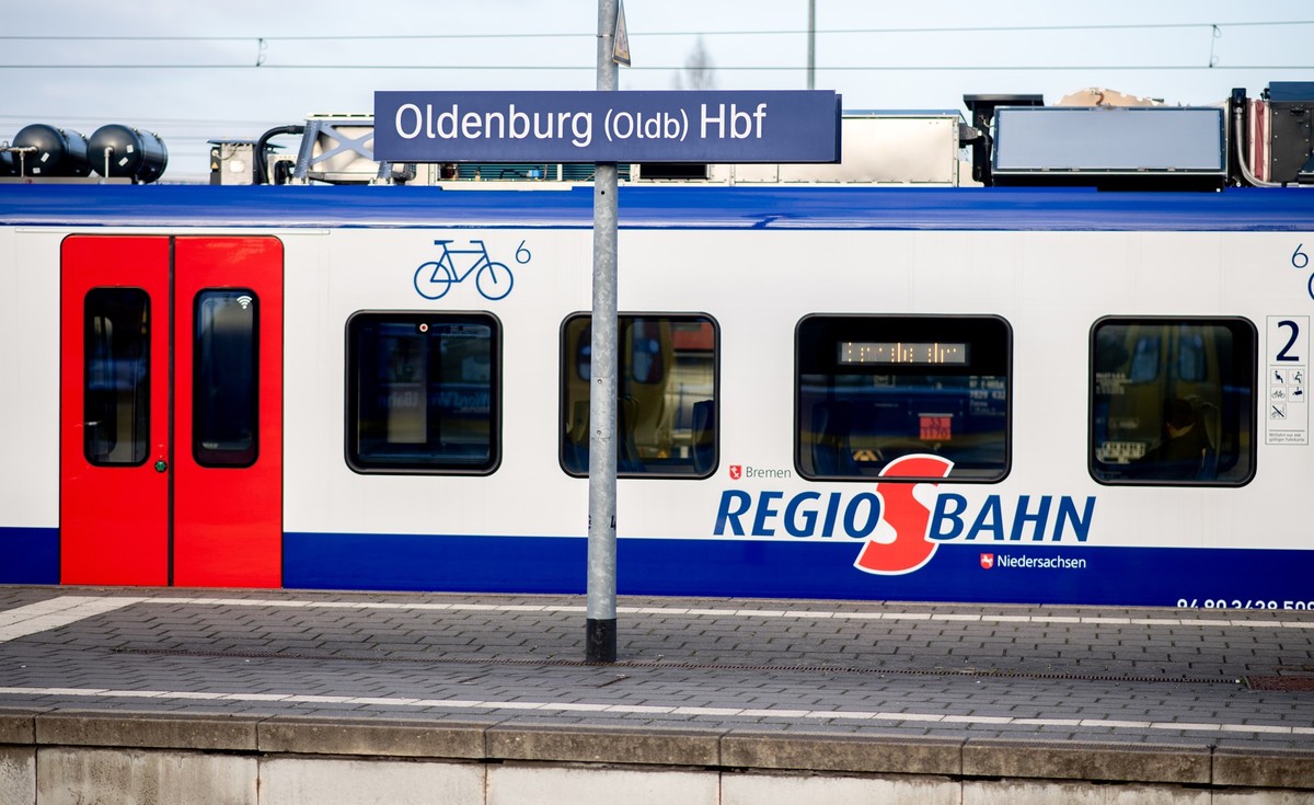 12.12.2022, Niedersachsen, Oldenburg: Eine Regio-S-Bahn hält an einem Bahnsteig im Hauptbahnhof. Die Deutsche Bahn hat die modernisierte und elektrifizierte Bahnstrecke zwischen Oldenburg und Wilhelms ...
