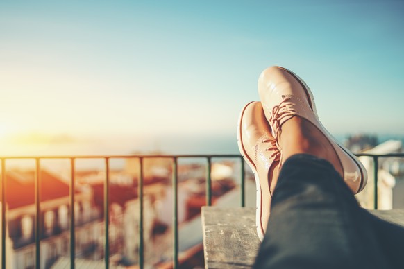 Wer sicher gehen möchte, bucht erst einmal keinen Urlaub in diesem Jahr – und verbringt lieber entspannte Stunden auf dem Balkon.