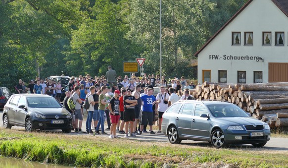 ARCHIV - 20.08.2018, Bayern, Emskirchen: Teilnehmer einer Hass-Demo gegen den Youtuber �Drachenlord� (zu dpa �Youtuber �Drachenlord� wegen Taschenlampen-Attacke vor Gericht�). Foto: David O�wald/NEWS5 ...