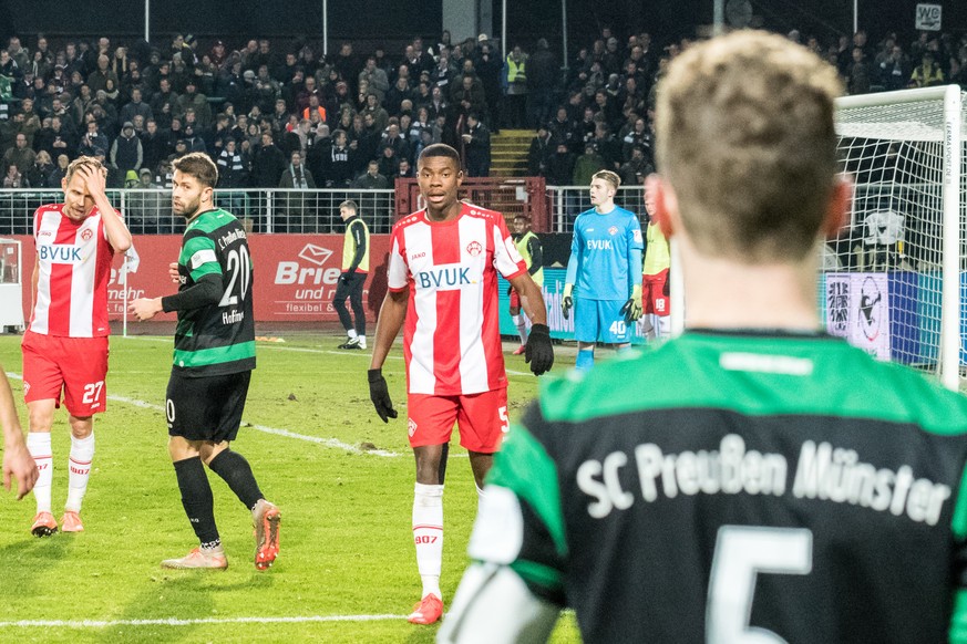 Leroy Kwadwo (M) von den Würzburger Kickers während des Spiels Preußen Münster - Würzburger Kickers.