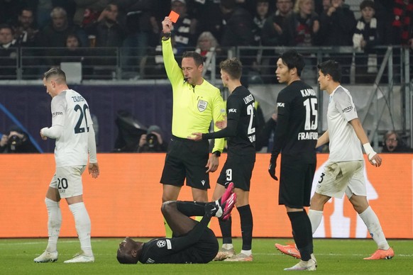 Schiedsrichter Artur Manuel Soares Dias gibt Randal Kolo Muani Eintracht Frankfurt ROT für das Foul im Zweikampf mit Frank Anguissa SSC Neapel, Napoli - Frankfurt 21.02.2023: Eintracht Frankfurt vs. S ...