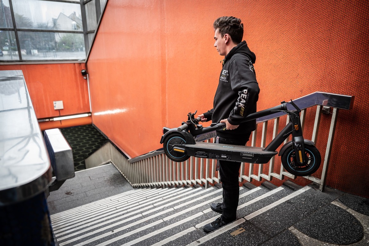 E-Scooter in Muelheim an der Ruhr *** NUR FUeR REDAKTIONELLE ZWECKE *** EDITORIAL USE ONLY ***&lt;p&gt;Pablo Tornau (20) traegt am Montag, 24.04.2023, seinen zusammengeklappten E-Scooter hinunter zum  ...