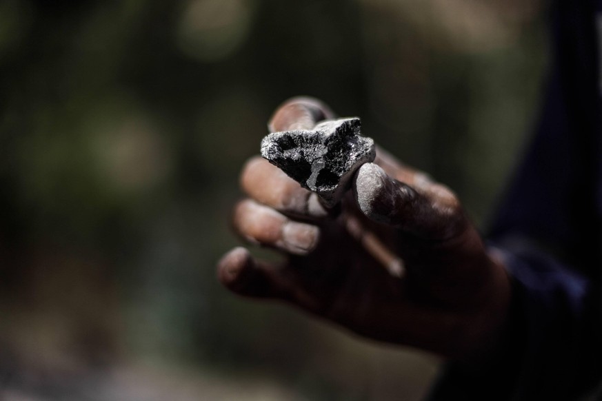Bildnummer: 60545467 Datum: 28.09.2013 Copyright: imago/Xinhua
(130930) -- BOYACA, Sept. 28, 2013 (Xinhua) -- This photo taken on Sept. 28, 2013 shows a man holding a piece of coal in the Tasco munic ...