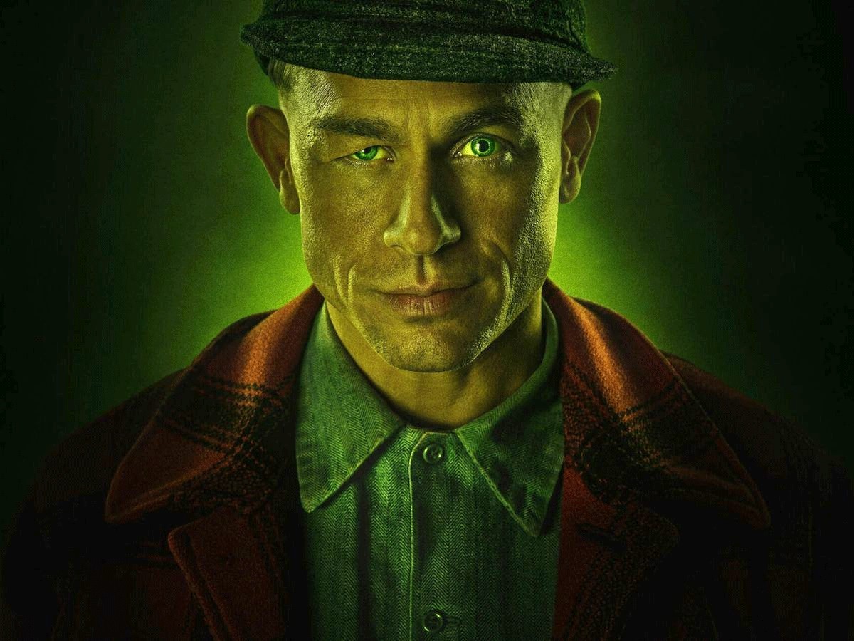 Gruselig genug: So sieht Charlie Hunnam als Ed Gein aus.