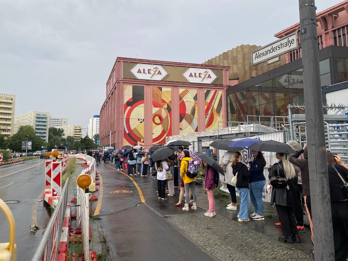 Am Alexa in Berlin warteten Hunderte auf Einlass in den Pop-Mart-Store.