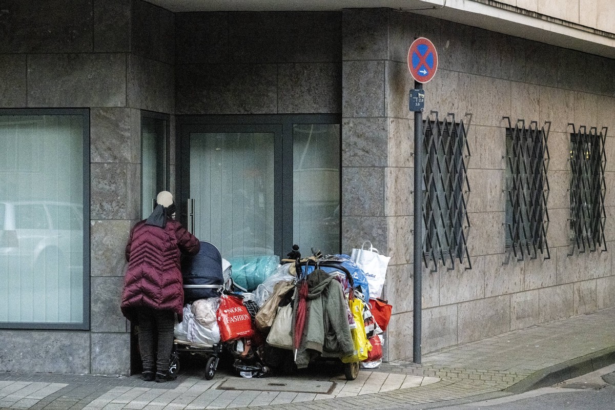 Obdachlosigkeit in Deutschland. Eine obdachlose Frau mit ihrem Hab und Gut auf der Straße in einem wettergeschützten Winkel Köln Nordrhein-Westfalen Deutschland *** Homelessness in Germany A homeless  ...