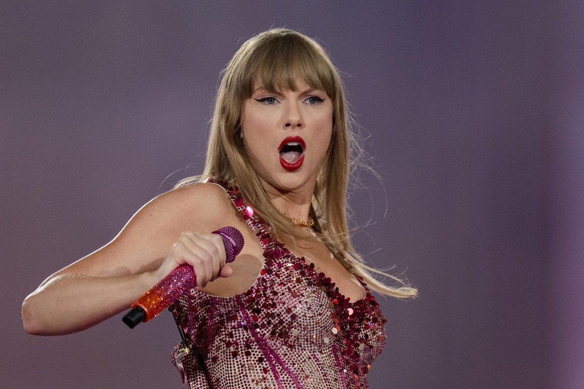 dpatopbilder - 17.07.2024, Nordrhein-Westfalen, Gelsenkirchen: US-Sängerin Taylor Swift steht in der Veltins-Arena auf der Bühne. Es ist das erste Deutschland-Konzert im Rahmen ihrer «The Eras Tour». ...