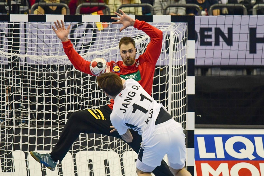 Deutschland , Berlin , Mercedes Benz Arena , IHF Handball Weltmeisterschaft der Maenner , Deutschland Siebenmeter 33 Andreas Wolff (GER ) - Korea 11 Hyun - Dong Jang ( KOR ) *** Germany Berlin Mercede ...