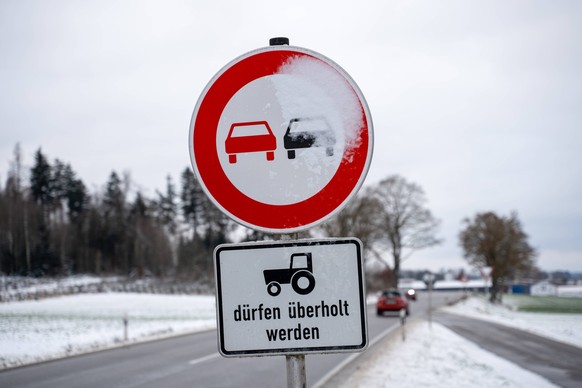 Diedorf, Bavaria, Germany - January 8, 2024: No overtaking sign with the exception of agricultural vehicles and tractors in winter on a country road *** Überholverbot Schild mit Außnahme von Landwirts ...